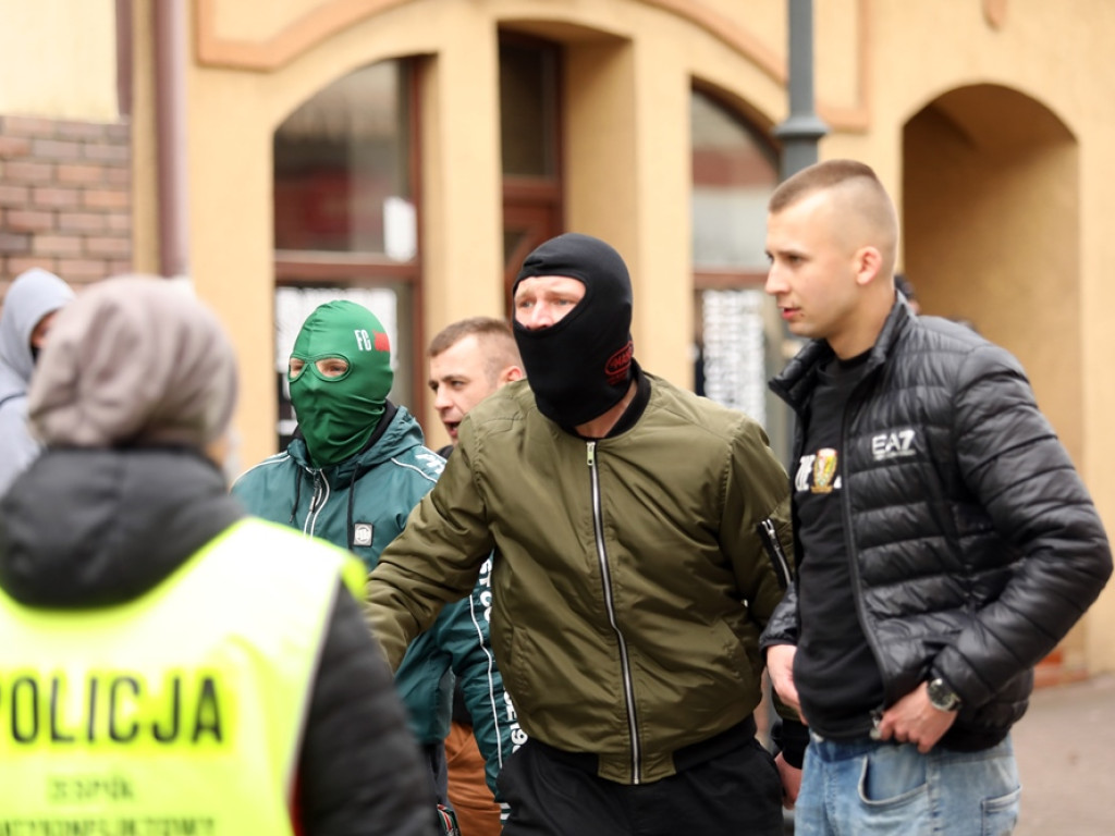 Tłum protestujących ruszył w kierunku komendy policji! Zobacz, jak przebiega protest w Głogowie