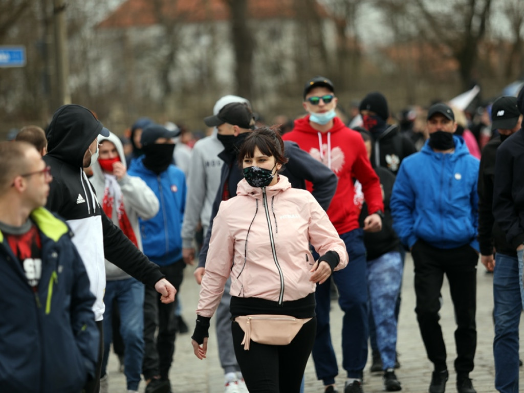 Tłum protestujących ruszył w kierunku komendy policji! Zobacz, jak przebiega protest w Głogowie