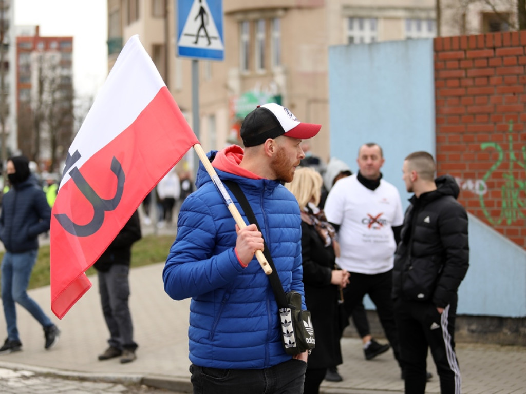 Tłum protestujących ruszył w kierunku komendy policji! Zobacz, jak przebiega protest w Głogowie