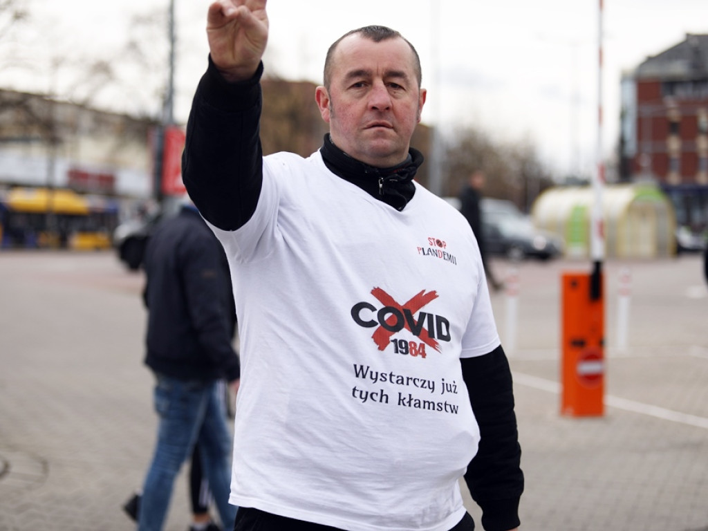 Tłum protestujących ruszył w kierunku komendy policji! Zobacz, jak przebiega protest w Głogowie
