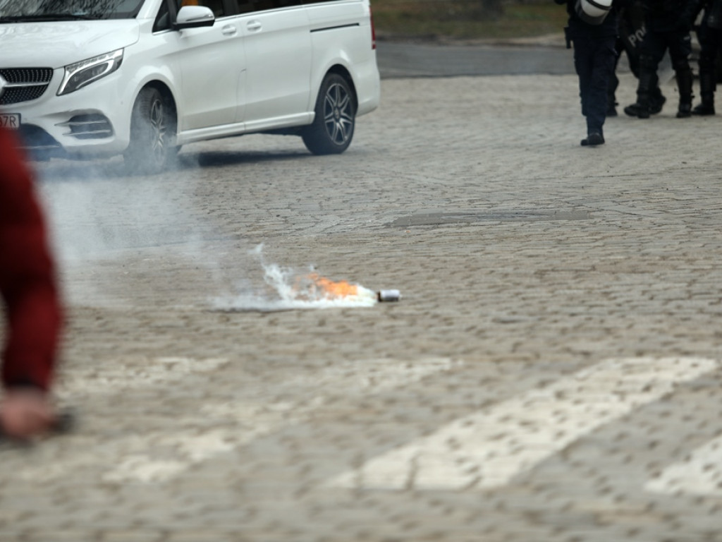 Tłum protestujących ruszył w kierunku komendy policji! Zobacz, jak przebiega protest w Głogowie