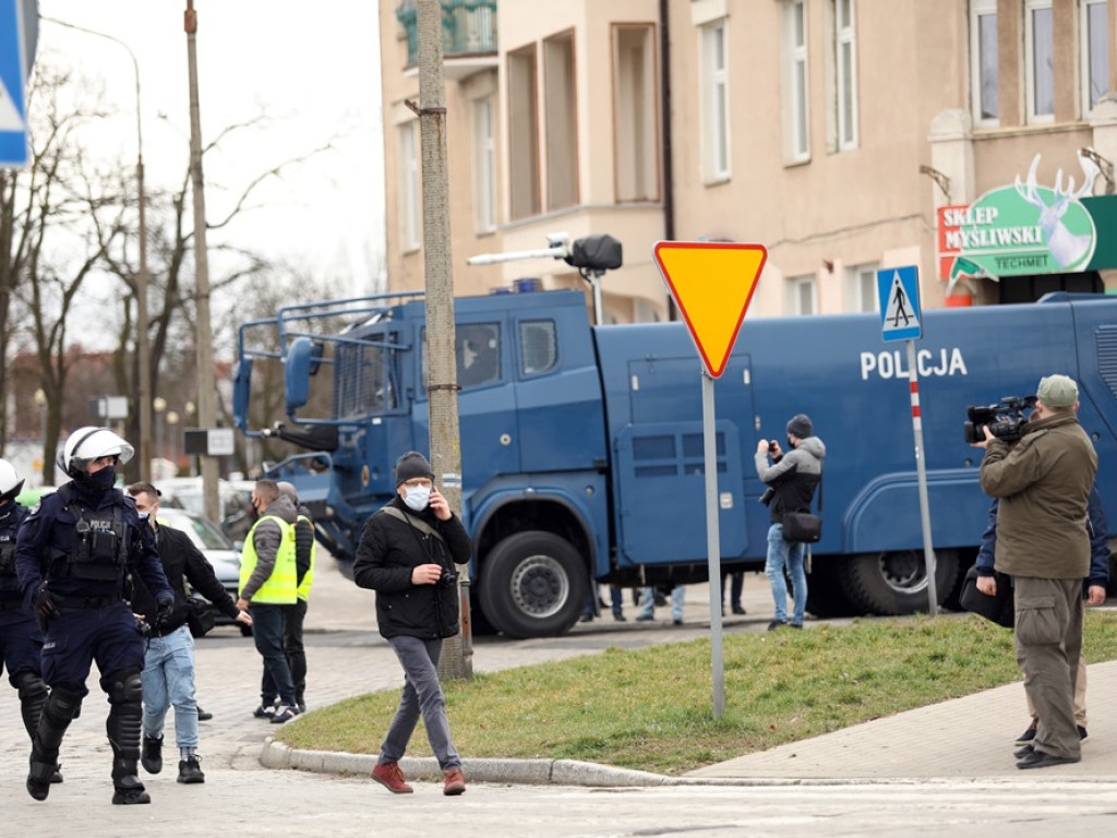 Tłum protestujących ruszył w kierunku komendy policji! Zobacz, jak przebiega protest w Głogowie