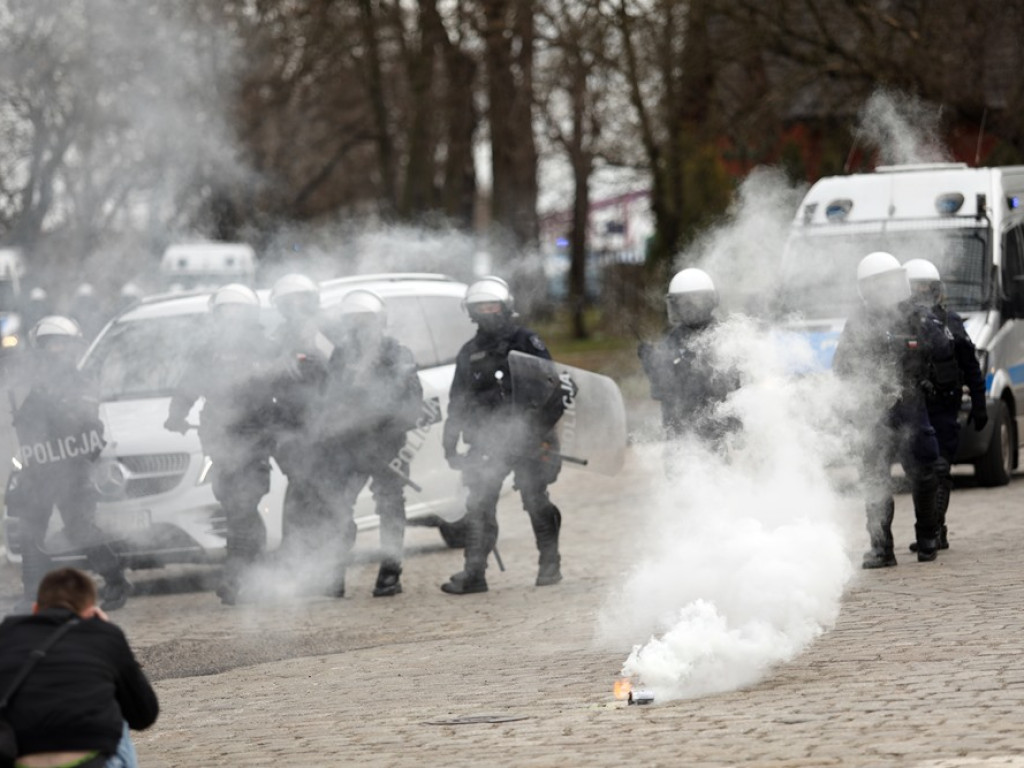 Tłum protestujących ruszył w kierunku komendy policji! Zobacz, jak przebiega protest w Głogowie