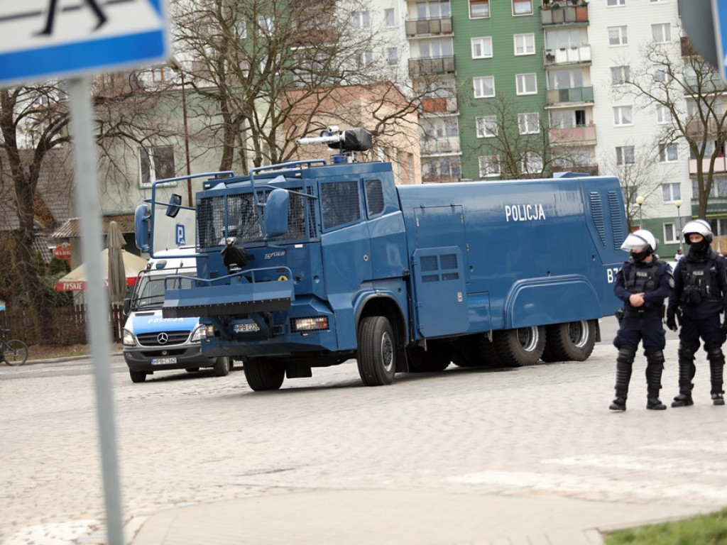 Tłum protestujących ruszył w kierunku komendy policji! Zobacz, jak przebiega protest w Głogowie