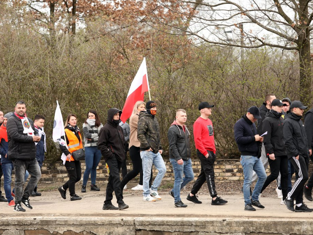 Tłum protestujących ruszył w kierunku komendy policji! Zobacz, jak przebiega protest w Głogowie