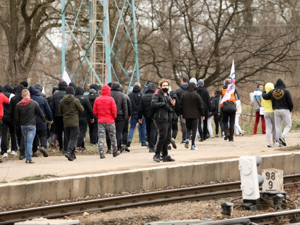 Tłum protestujących ruszył w kierunku komendy policji! Zobacz, jak przebiega protest w Głogowie