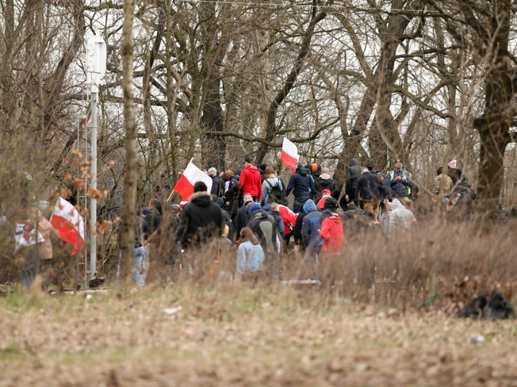 Tłum protestujących ruszył w kierunku komendy policji! Zobacz, jak przebiega protest w Głogowie