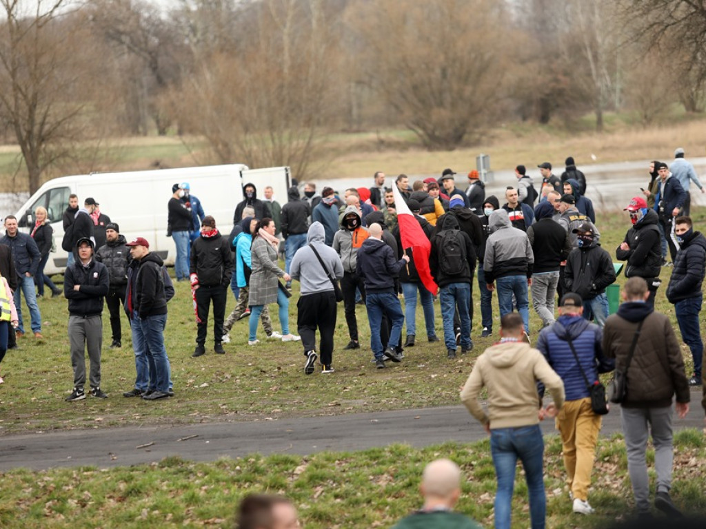 Tłum protestujących ruszył w kierunku komendy policji! Zobacz, jak przebiega protest w Głogowie