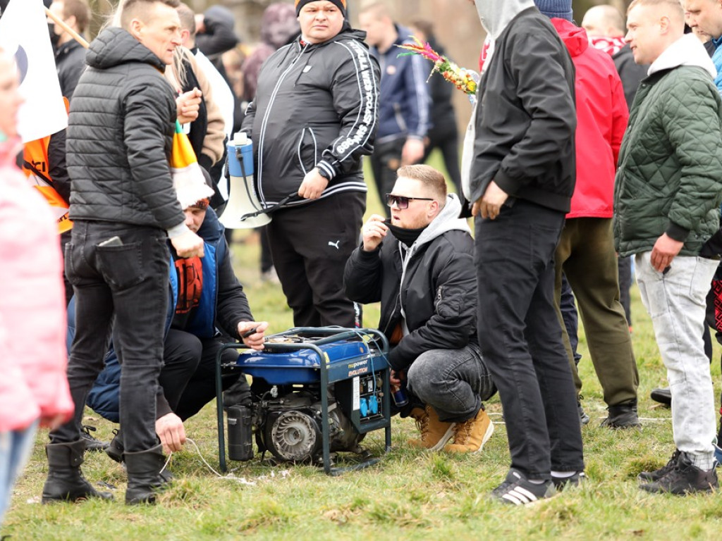 Tłum protestujących ruszył w kierunku komendy policji! Zobacz, jak przebiega protest w Głogowie