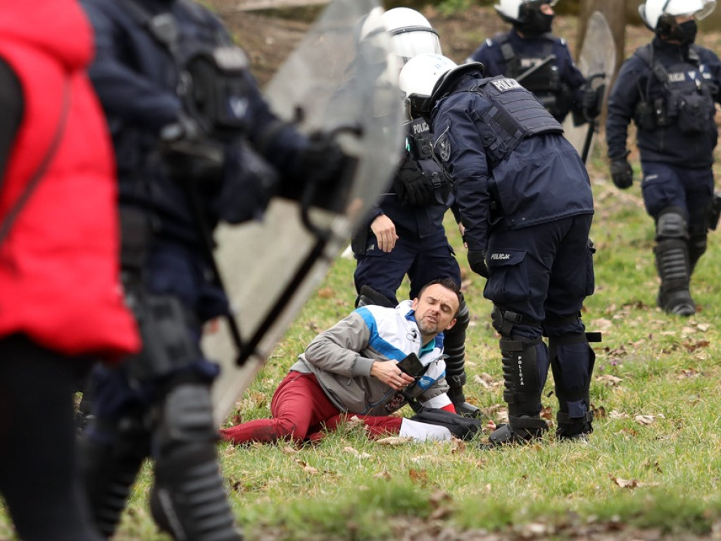 Tłum protestujących ruszył w kierunku komendy policji! Zobacz, jak przebiega protest w Głogowie