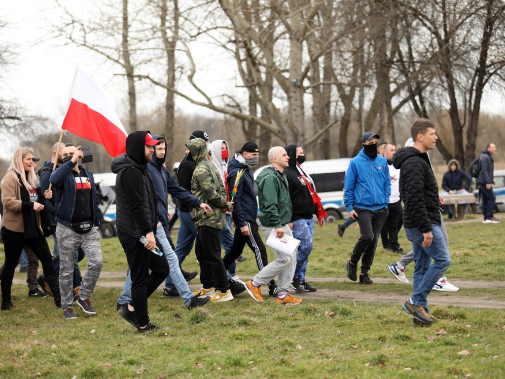 Tłum protestujących ruszył w kierunku komendy policji! Zobacz, jak przebiega protest w Głogowie