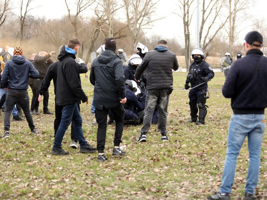 Tłum protestujących ruszył w kierunku komendy policji! Zobacz, jak przebiega protest w Głogowie