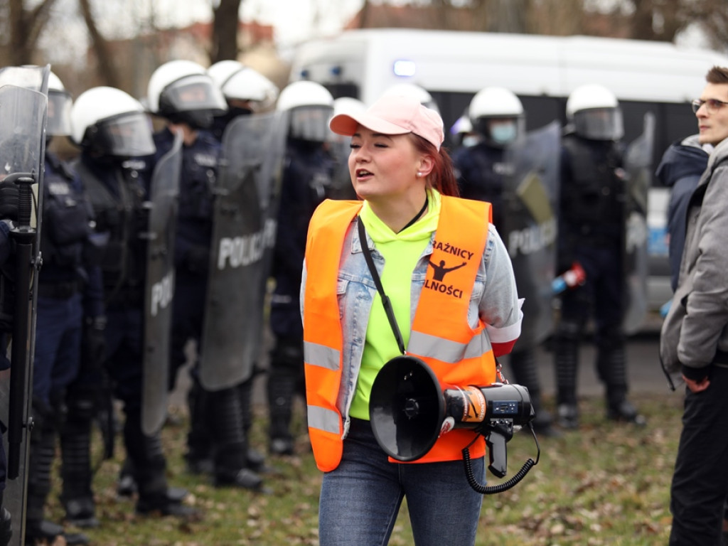Tłum protestujących ruszył w kierunku komendy policji! Zobacz, jak przebiega protest w Głogowie
