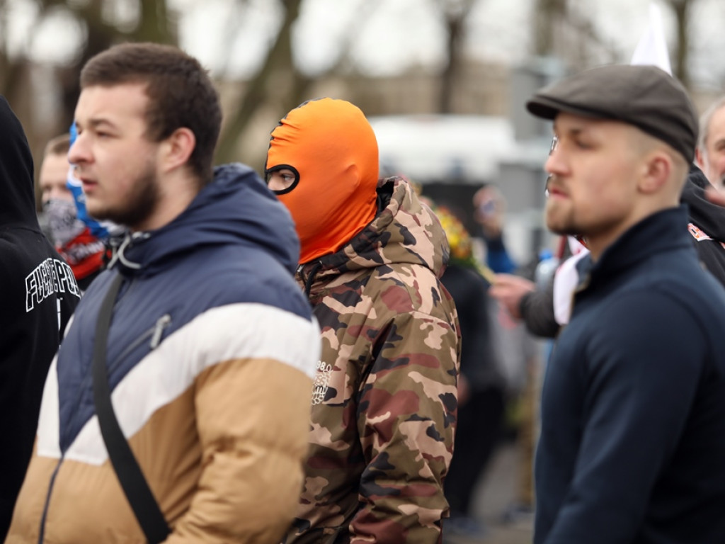 Tłum protestujących ruszył w kierunku komendy policji! Zobacz, jak przebiega protest w Głogowie