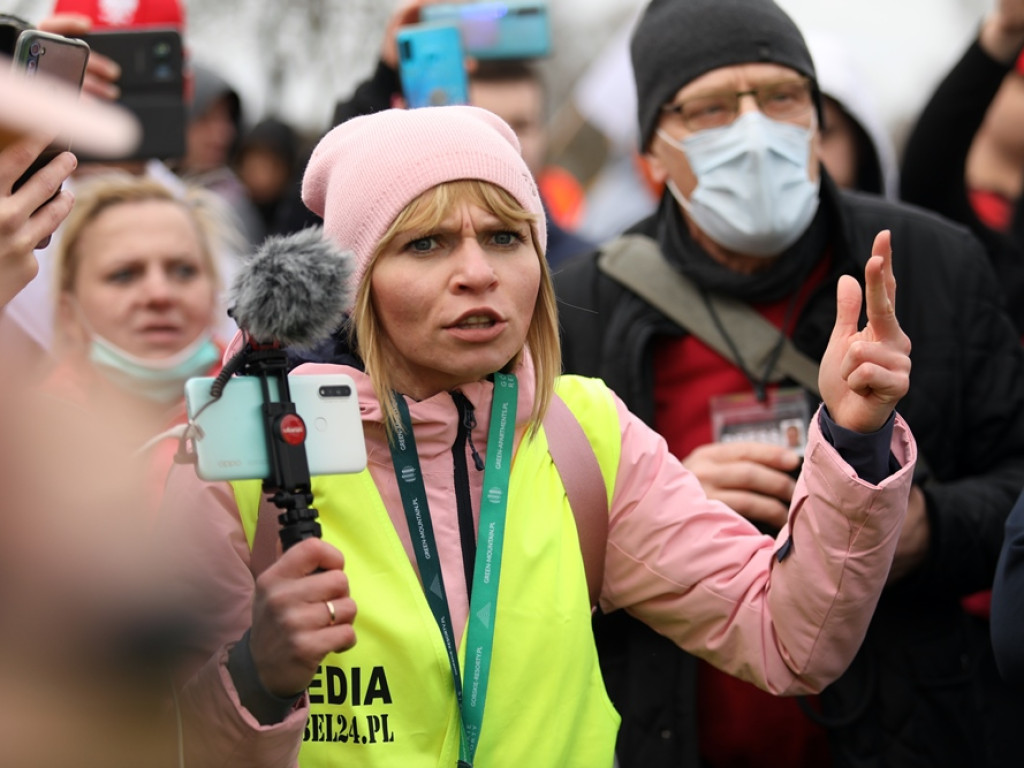 Tłum protestujących ruszył w kierunku komendy policji! Zobacz, jak przebiega protest w Głogowie