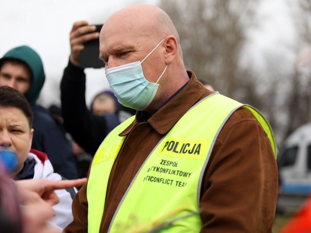 Tłum protestujących ruszył w kierunku komendy policji! Zobacz, jak przebiega protest w Głogowie