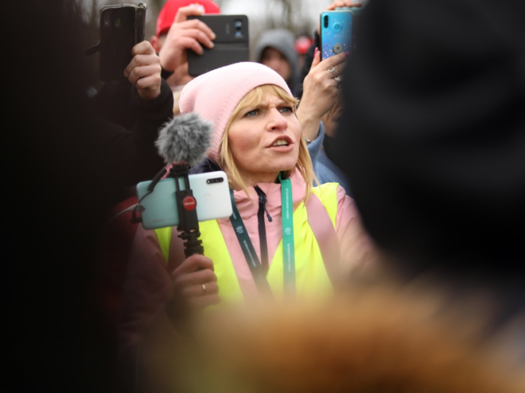 Tłum protestujących ruszył w kierunku komendy policji! Zobacz, jak przebiega protest w Głogowie