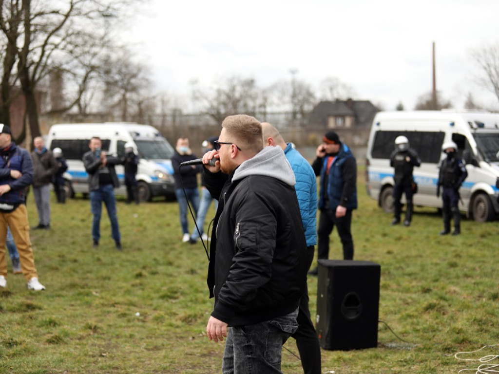 Tłum protestujących ruszył w kierunku komendy policji! Zobacz, jak przebiega protest w Głogowie