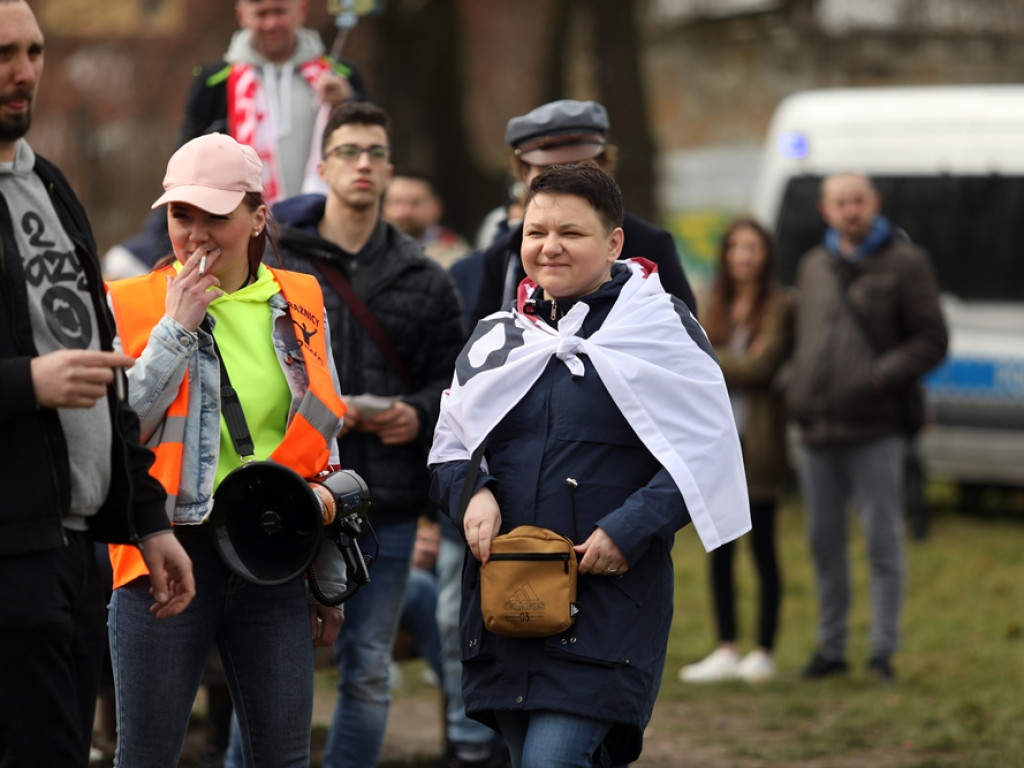 Tłum protestujących ruszył w kierunku komendy policji! Zobacz, jak przebiega protest w Głogowie