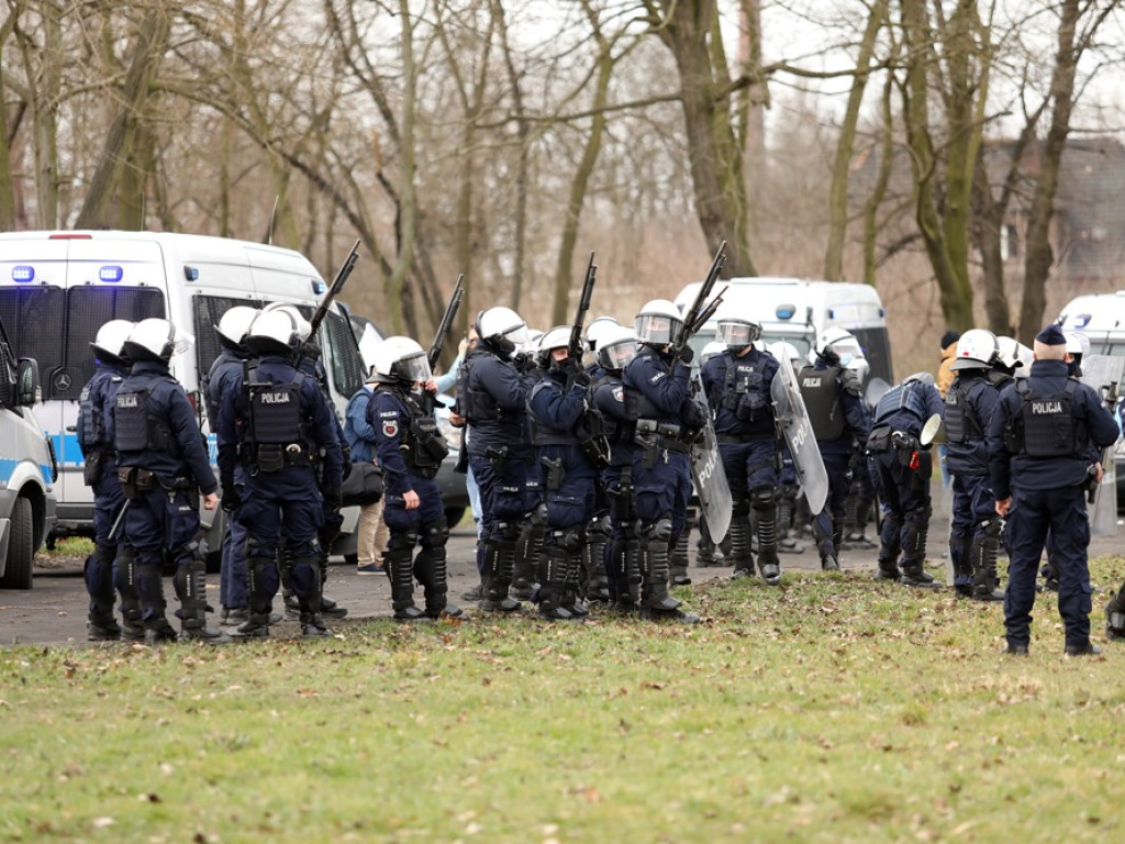 Tłum protestujących ruszył w kierunku komendy policji! Zobacz, jak przebiega protest w Głogowie
