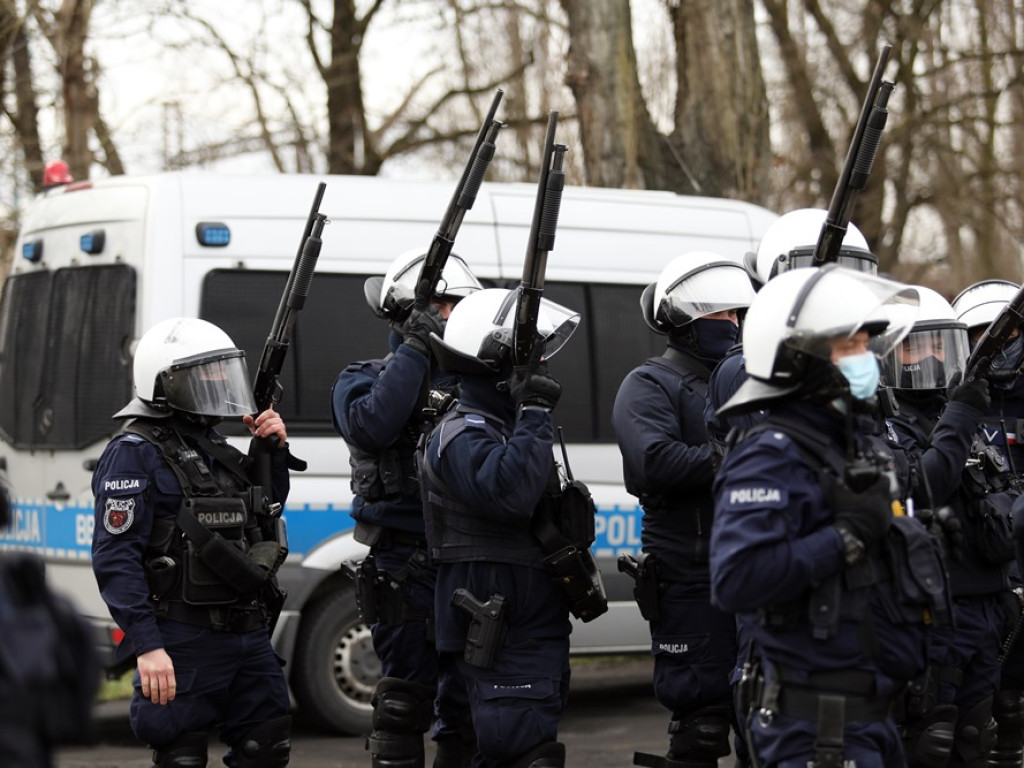 Tłum protestujących ruszył w kierunku komendy policji! Zobacz, jak przebiega protest w Głogowie