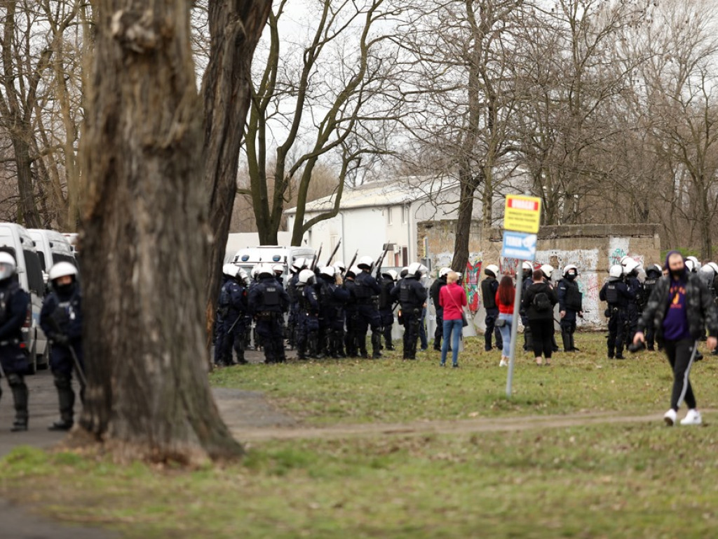 Tłum protestujących ruszył w kierunku komendy policji! Zobacz, jak przebiega protest w Głogowie