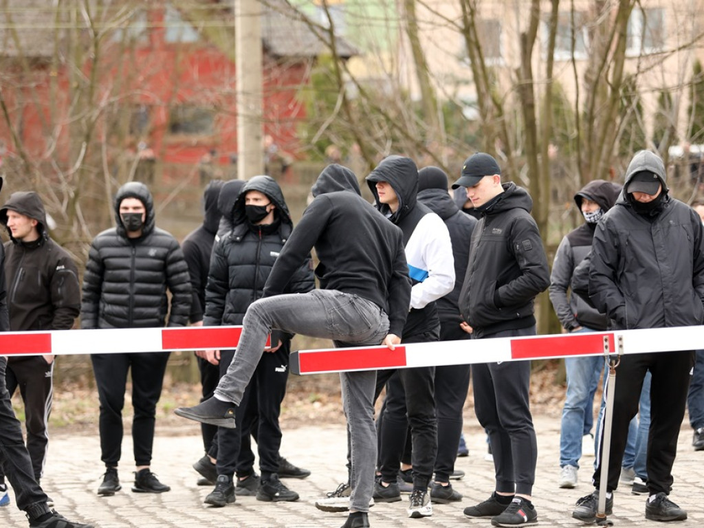 Tłum protestujących ruszył w kierunku komendy policji! Zobacz, jak przebiega protest w Głogowie