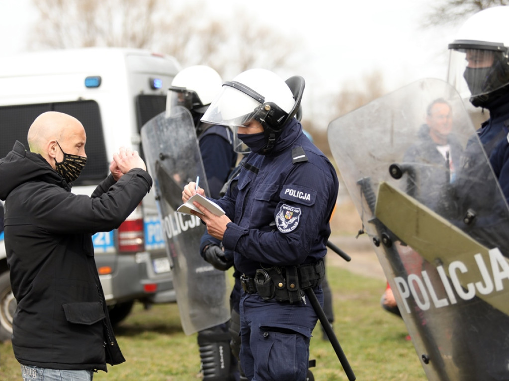 Tłum protestujących ruszył w kierunku komendy policji! Zobacz, jak przebiega protest w Głogowie