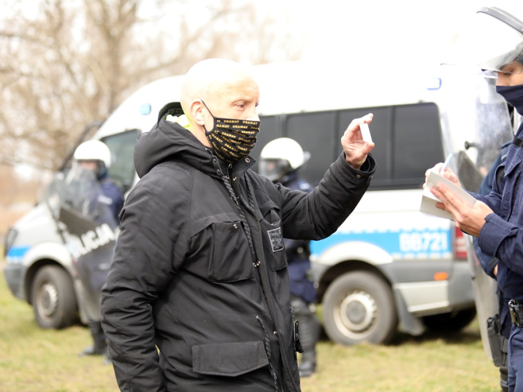 Tłum protestujących ruszył w kierunku komendy policji! Zobacz, jak przebiega protest w Głogowie