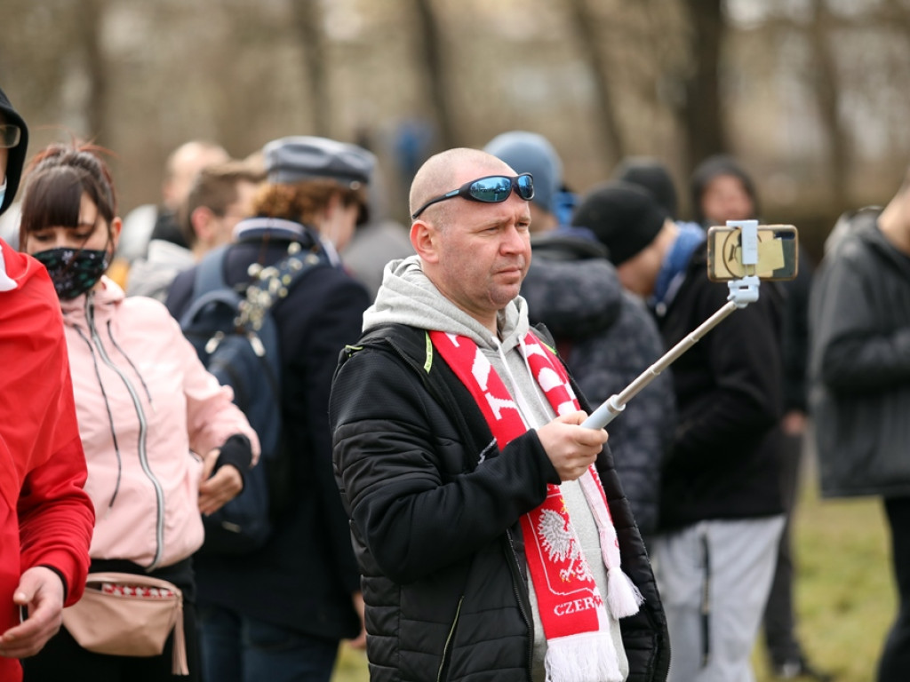 Tłum protestujących ruszył w kierunku komendy policji! Zobacz, jak przebiega protest w Głogowie