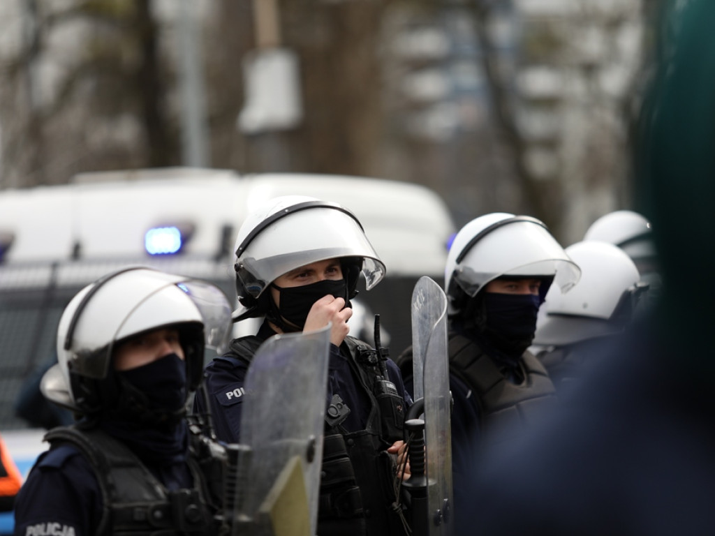 Tłum protestujących ruszył w kierunku komendy policji! Zobacz, jak przebiega protest w Głogowie