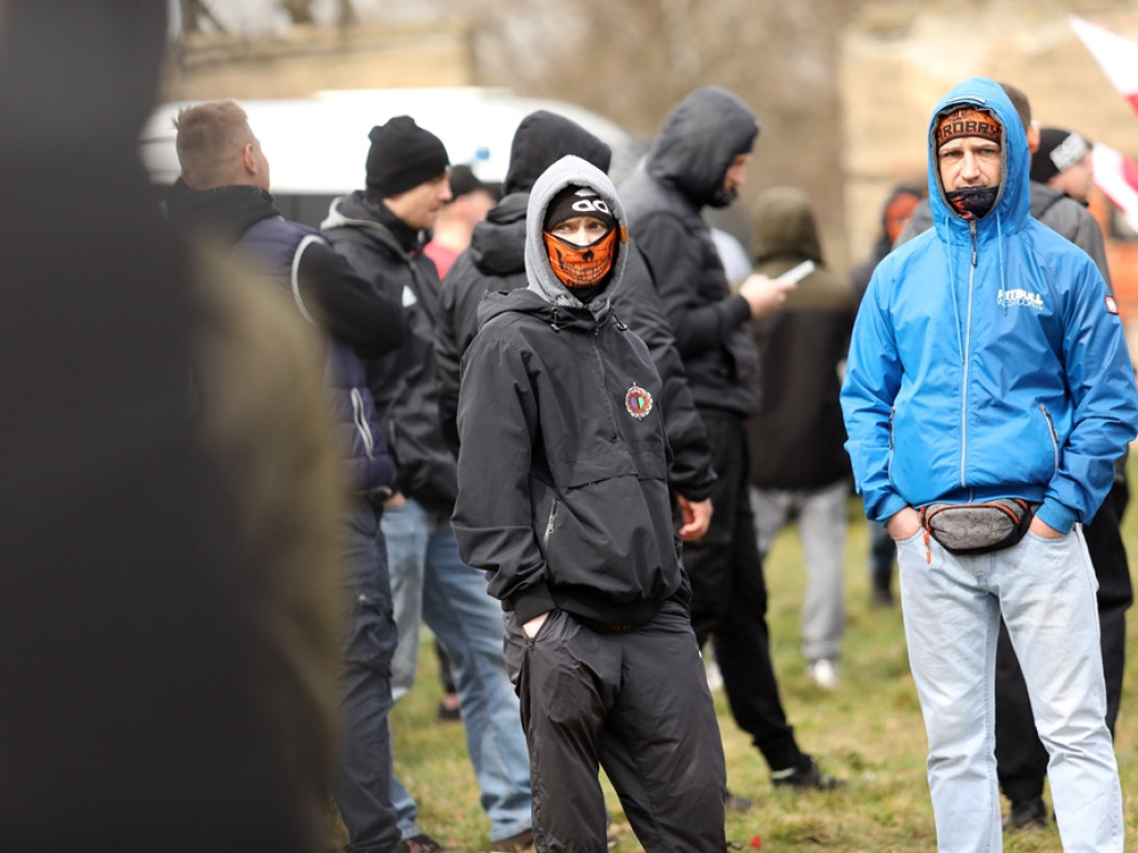Tłum protestujących ruszył w kierunku komendy policji! Zobacz, jak przebiega protest w Głogowie