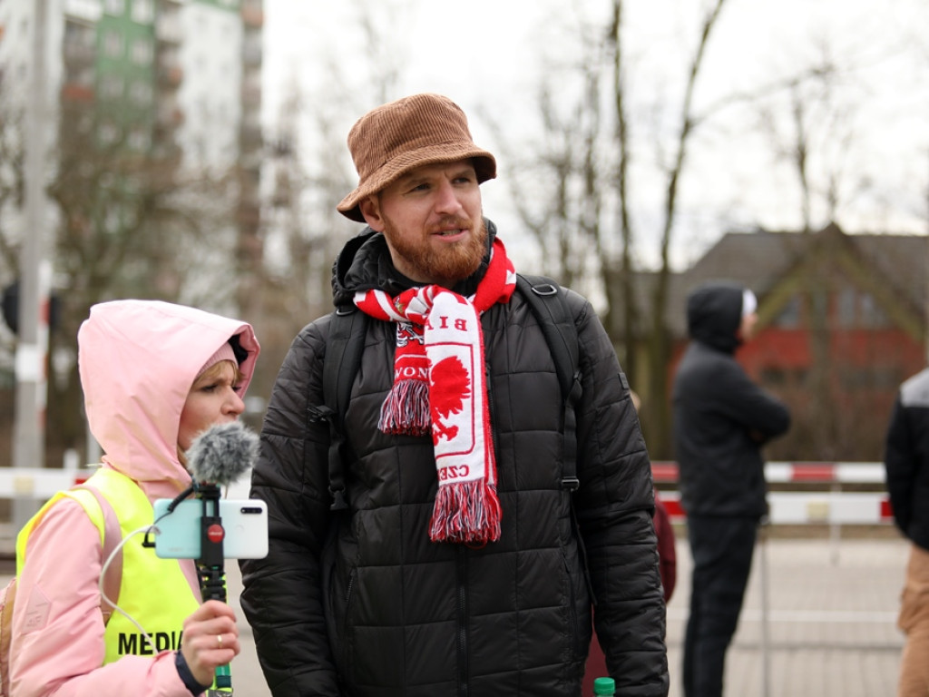 Tłum protestujących ruszył w kierunku komendy policji! Zobacz, jak przebiega protest w Głogowie