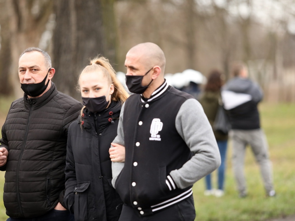 Tłum protestujących ruszył w kierunku komendy policji! Zobacz, jak przebiega protest w Głogowie
