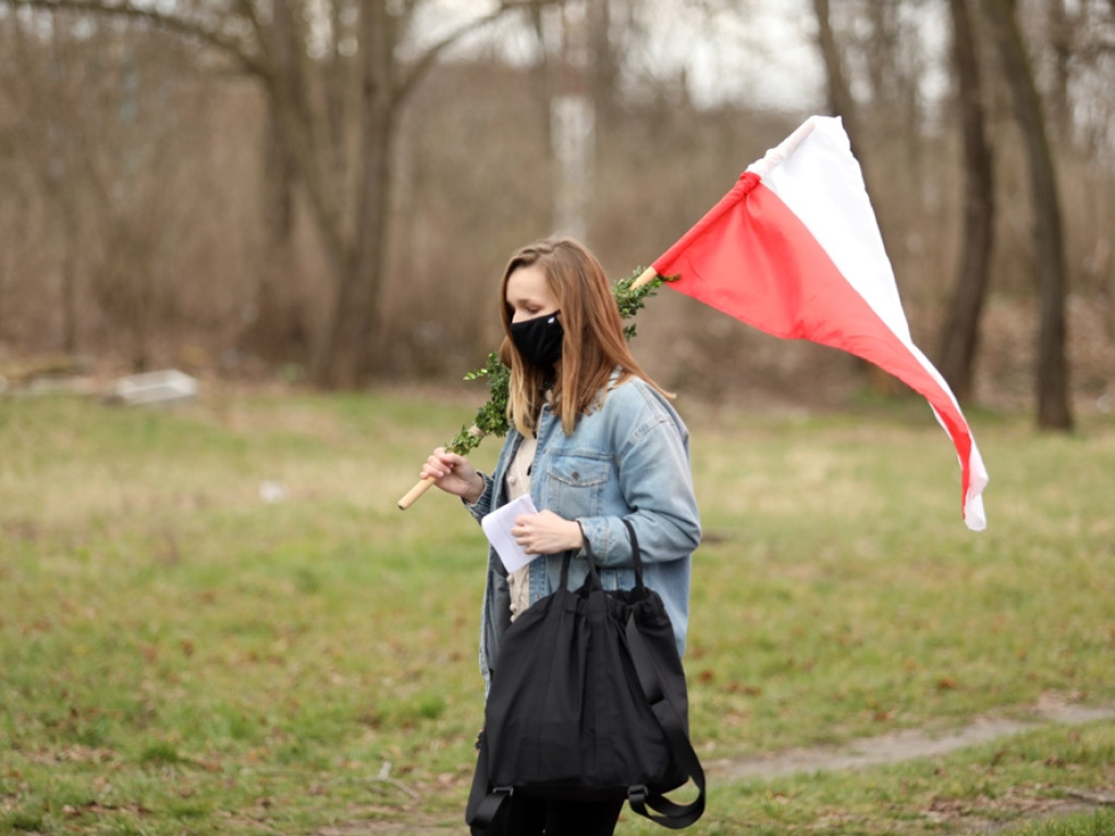 Tłum protestujących ruszył w kierunku komendy policji! Zobacz, jak przebiega protest w Głogowie