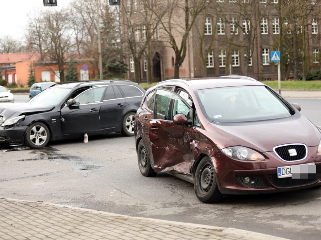 Wymusił pierwszeństwo. Seat uderzył w BMW na ul. Sikorskiego