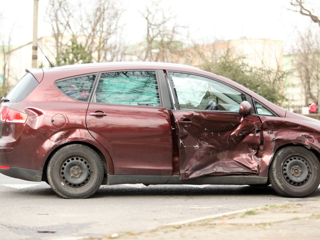 Wymusił pierwszeństwo. Seat uderzył w BMW na ul. Sikorskiego