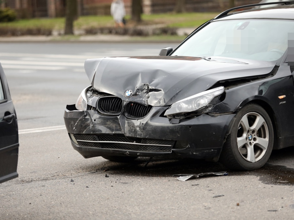 Wymusił pierwszeństwo. Seat uderzył w BMW na ul. Sikorskiego