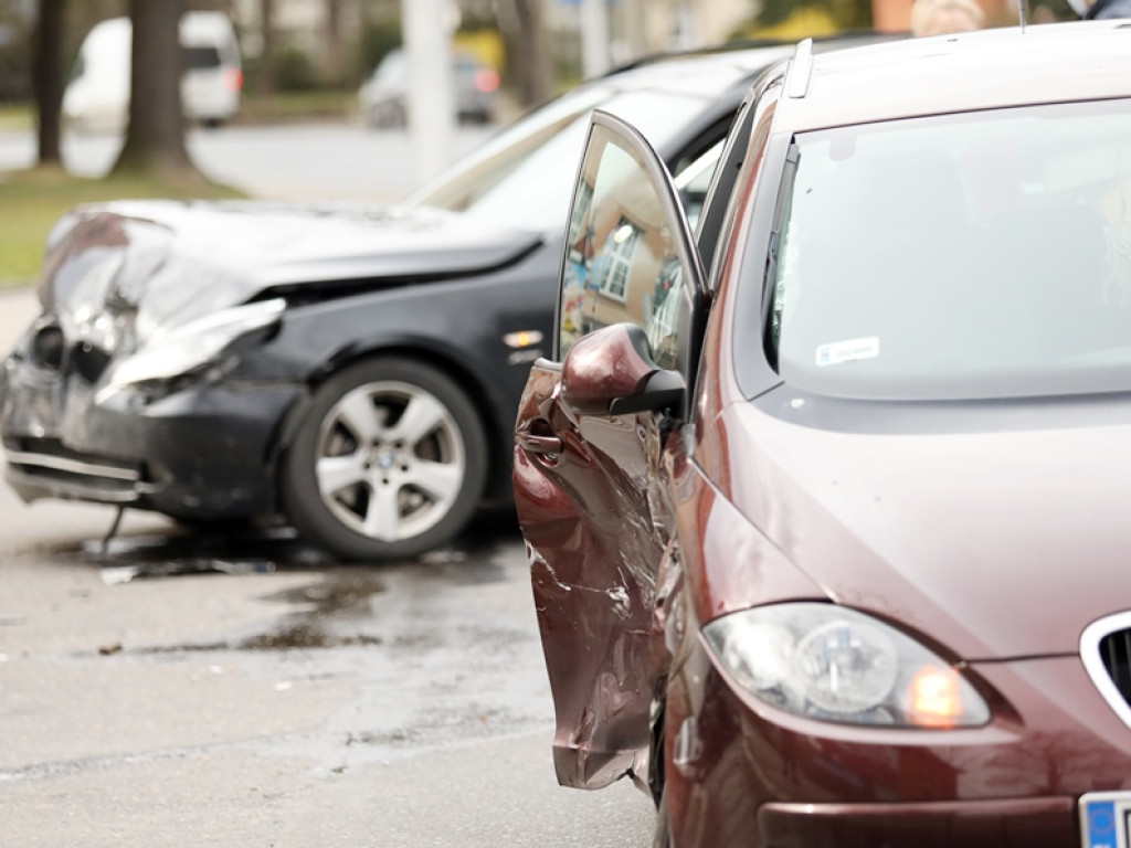 Wymusił pierwszeństwo. Seat uderzył w BMW na ul. Sikorskiego