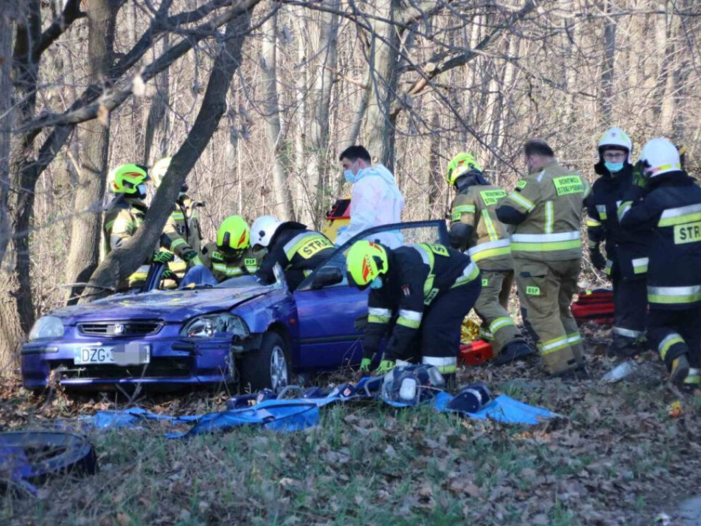 Poważny wypadek w Sławie! Na miejscu jest śmigłowiec. 28-latek ściął słup i zatrzymał się na drzewie