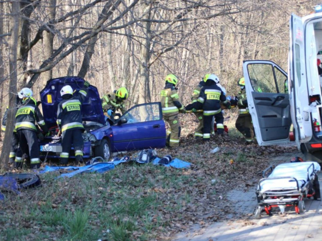 Poważny wypadek w Sławie! Na miejscu jest śmigłowiec. 28-latek ściął słup i zatrzymał się na drzewie