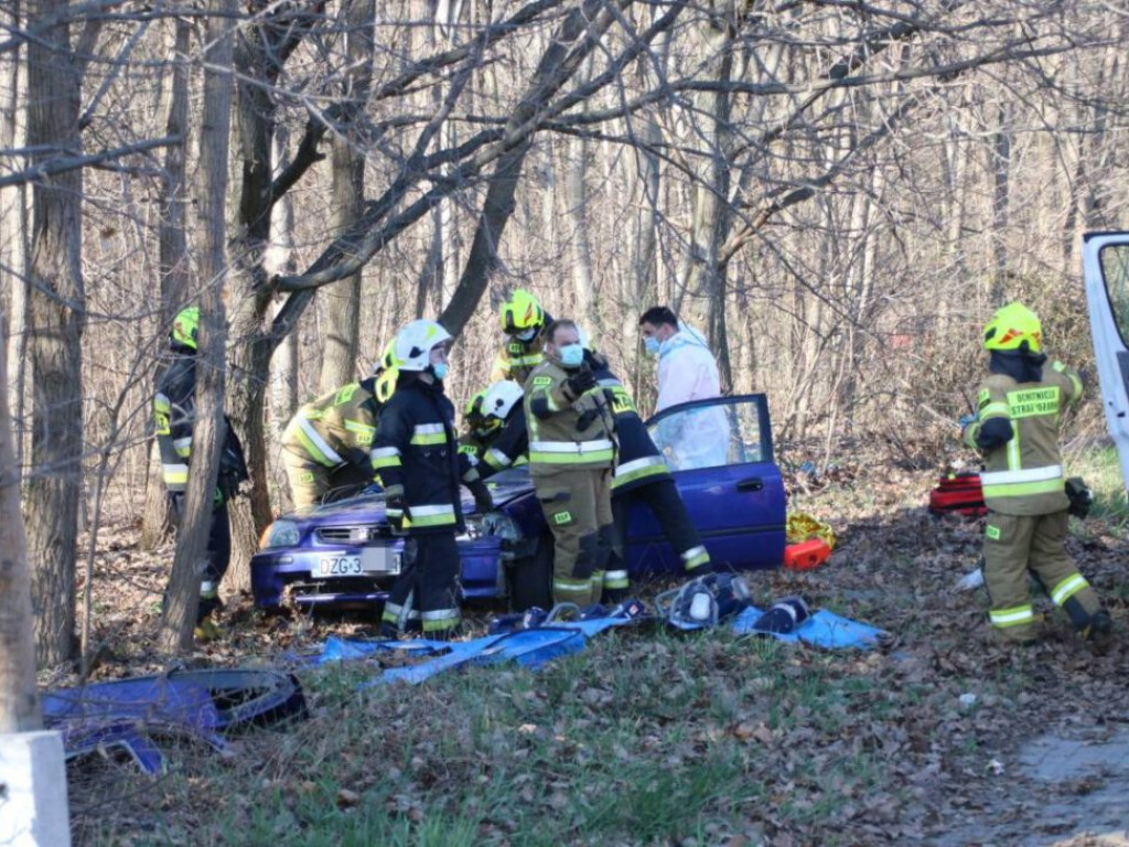 Poważny wypadek w Sławie! Na miejscu jest śmigłowiec. 28-latek ściął słup i zatrzymał się na drzewie