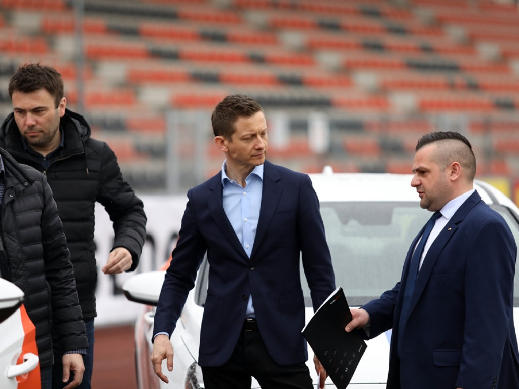 Takie bryki dla Chrobrego! Nowy sponsor w głogowskim klubie