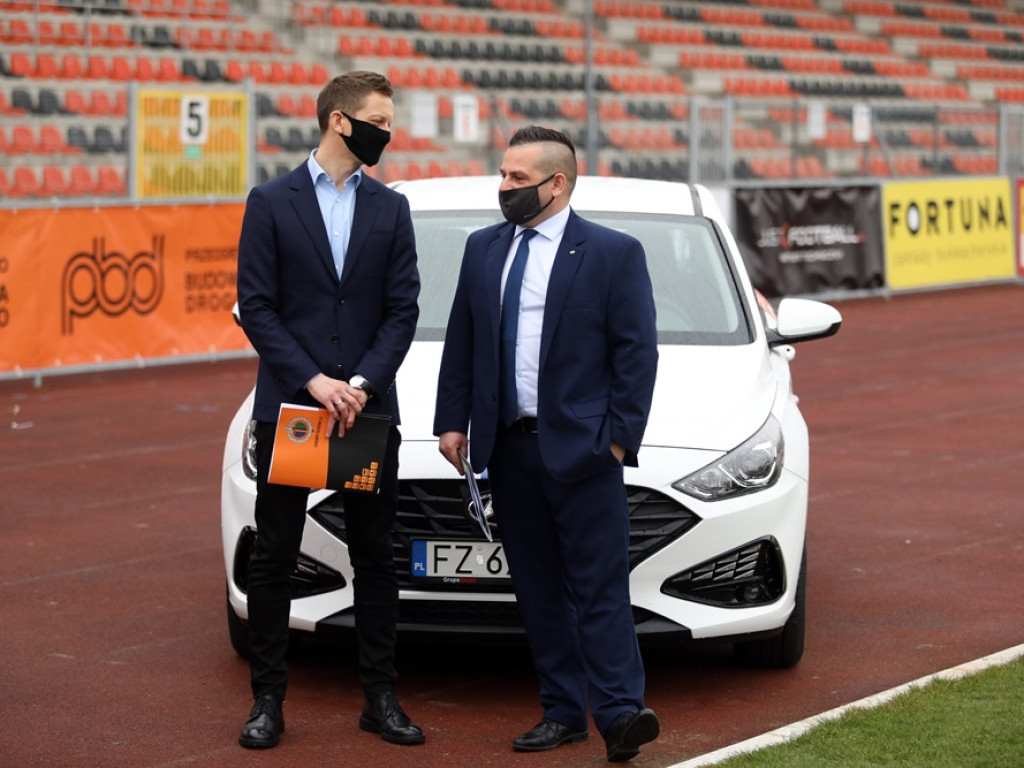 Takie bryki dla Chrobrego! Nowy sponsor w głogowskim klubie