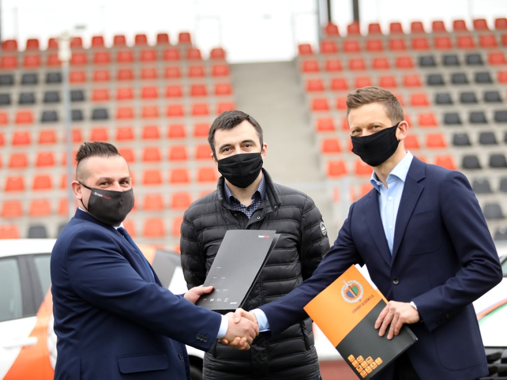 Takie bryki dla Chrobrego! Nowy sponsor w głogowskim klubie