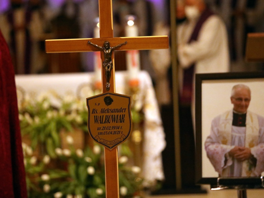 Ostatnie pożegnanie śp. księdza Aleksandra Walkowiaka. 