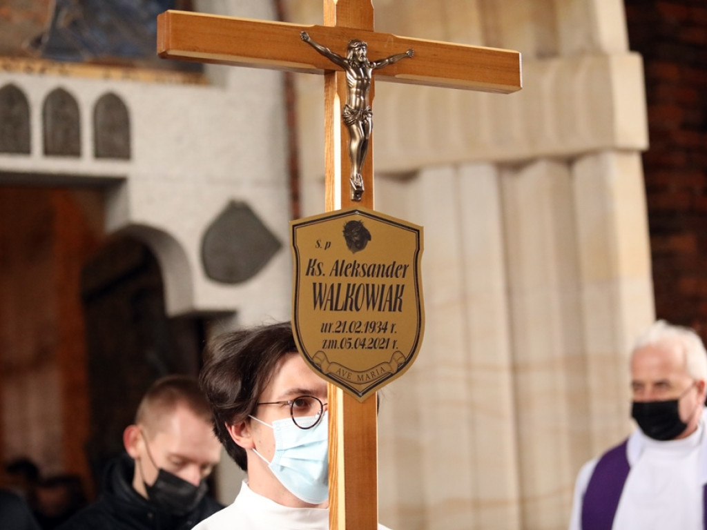 Ostatnie pożegnanie śp. księdza Aleksandra Walkowiaka. 