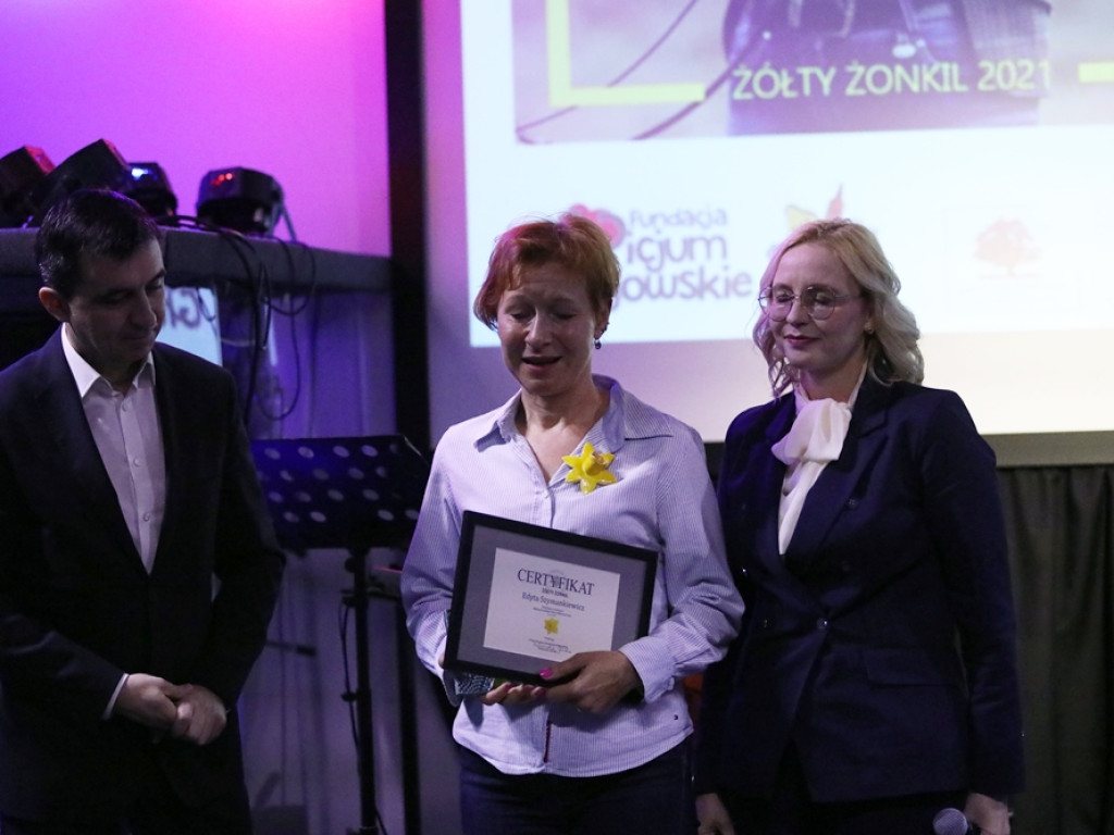 Wolontariusze nagrodzeni żonkilami, prezydent ze złotą łopatą