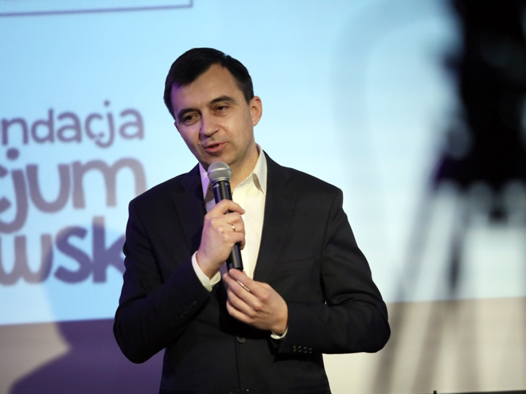 Wolontariusze nagrodzeni żonkilami, prezydent ze złotą łopatą