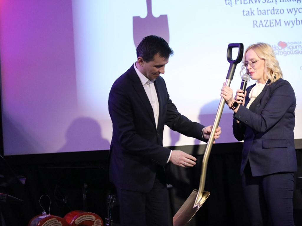 Wolontariusze nagrodzeni żonkilami, prezydent ze złotą łopatą